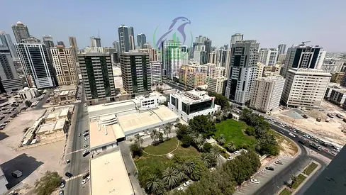 شقة ثلاث غرف وصالة للايجار السنوي في منطقة التعاون الشارقة باركن مجاني غرفة خادمة بلكونة اطلالة مفتوحة غرفة ماستر
