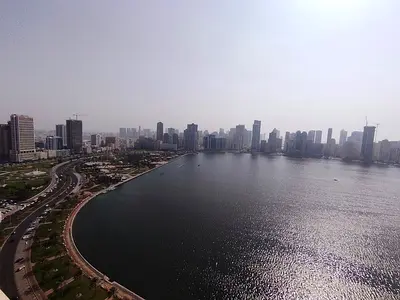 3 غرف وصالة وغرفة غسيل بالشارقة ايجار سنوي اطلالة بحرية بالكامل تكييف مجاني جيم ومسبح وجاكوزي ومسبح اطفال باركين مجاني