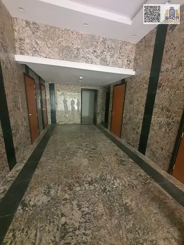 مبنى سكني تجاري جديد زاوية شارعين للبيع بموقع مميز