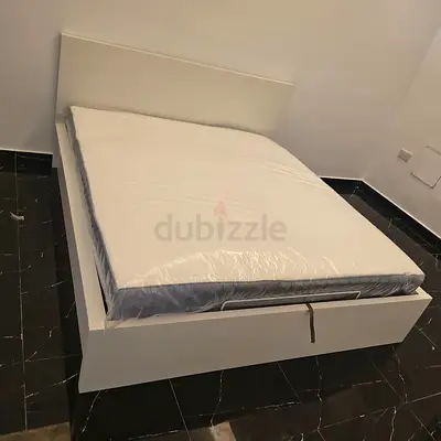 IKEA hydraulic queen‑size bed (160 × 200 cm) with  IKEA mattress ✨