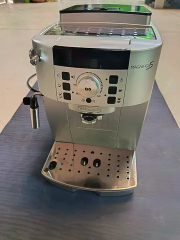 DeLonghi Magnifica Espresso/Coffee Machine - Silver, Good Working Condition