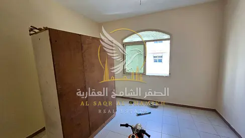 غرفة وصالة واسعة للإيجار السنوي في النباعة الشارقة بتكييف مركزي وبناية عائلية نظيفة