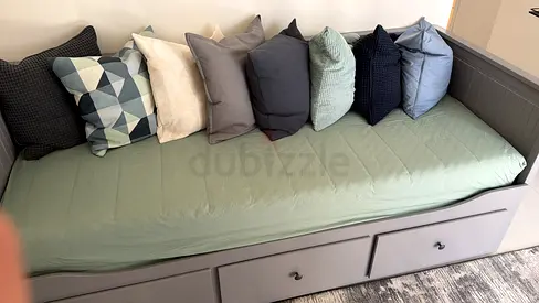 Gray extendable daybed with storage drawers and mattress — good condition