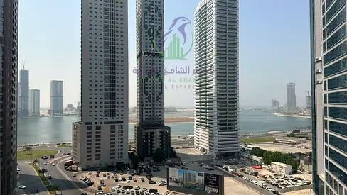 شقة غرفتين وصالة للايجار السنوي في منطقة التعاون الشارقة جيم ومسبح مجاني بلكونة اطلالة بحرية غرفة غسيل مساحة واسعة تشطيب حديث موقع متميز