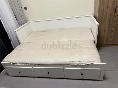 White wooden daybed with 3 under-bed drawers, good condition