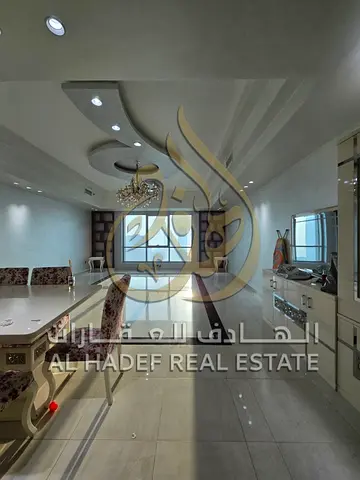 المجاز 3 – الشارقة | للبيع شقة غرفتين وصالة مع غرفة خادمة ماستر وإطلالة على بحر الخليج بمساحة واسعة تبلغ 2,200 قدم مربع، تتميز بتشطيبات سوبر ديلوكس