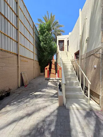 Like new neat and clean 3 bedroom villa molhaq first floor sewa Owner name hall 2 master room 80k