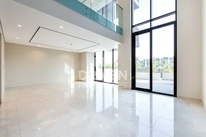 Luxurious VIlla with Sea and Skyline View