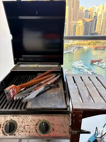 Used Outdoor Gas BBQ Grill with 2 Side Tables— with Gas cylinder