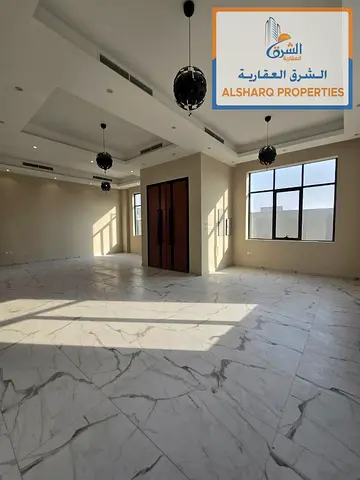 فيلا مودرن للإيجار السنوي في الحوشي – الشارقة صف أول على شارع الخدمات | طريق مليحة العمومي | 3 طوابق | ثاني ساكن فرصة مميزة لاستئجار فيلا مودرن