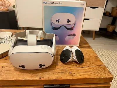 Meta Quest 3S (128GB) VR Headset with Controllers - very good condition with charger