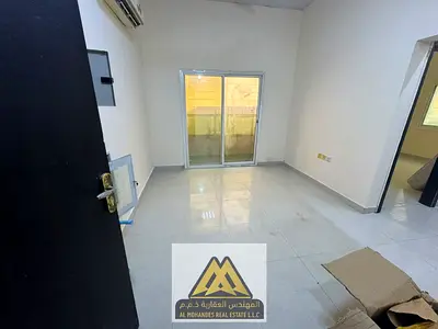 فرصة مميزة للسكن في شقة غرفة وصالة بمنطقة المويهات 3 في عجمان، تقع في الطابق الأرضي وتتميز بتصميم عملي مع بلكونة وتكييف سبليت، ومناسبة للسكن العائلي.