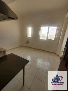 Spacious studio in Jubail featuring a large layout, a tidy kitchen, natural ventilation, a large bat