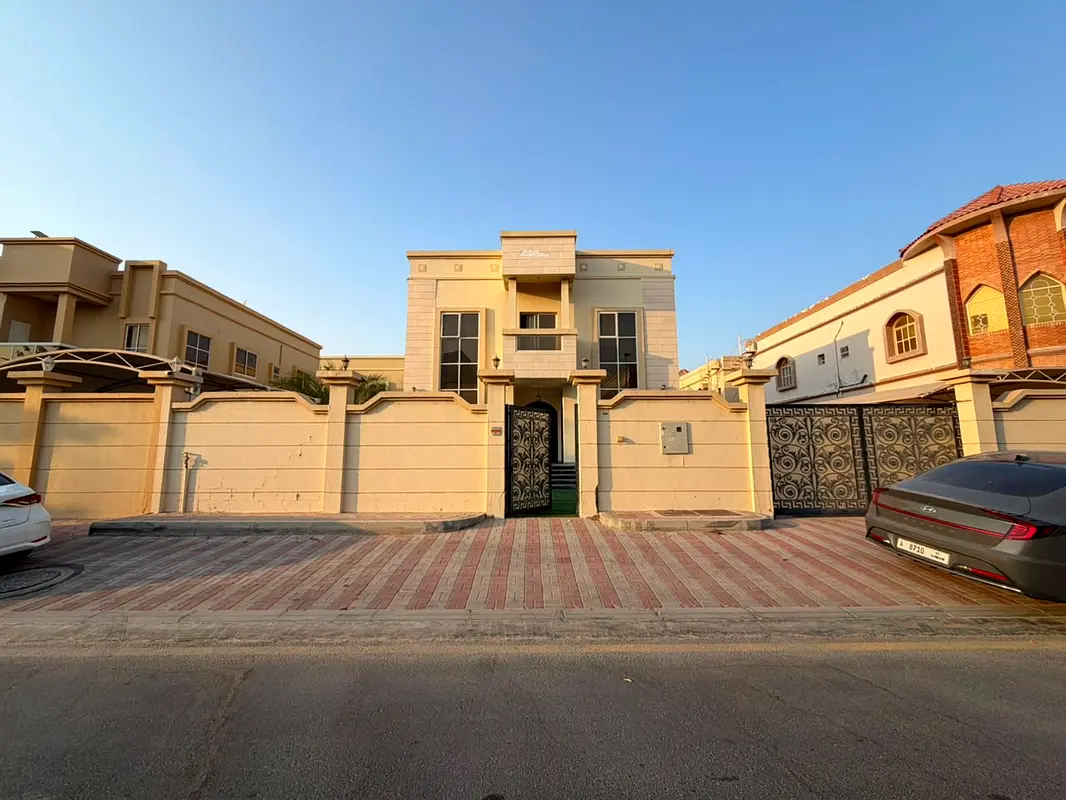 فيلا للايجار للمواطنين فقط خلف الحديقه الرياضيه سهل الخروج لدبي