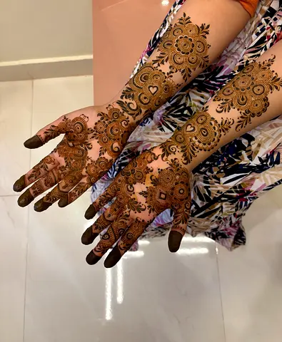 Henna artist