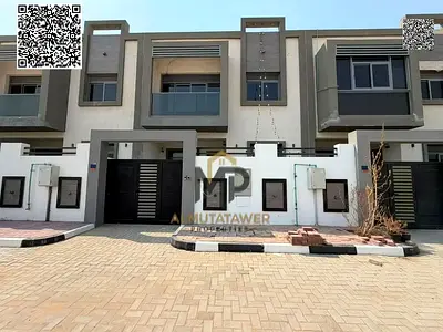 A distinctive townhouse for sale, situated directly on the main road in a highly strategic location. It boasts a vibrant setting and excellent accessi