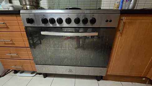 Cookjng range - 5 burner in good working condition
