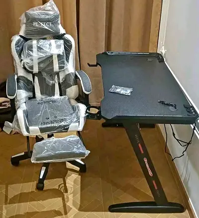 Gaming chair and Z-shaped gaming desk set - barely used