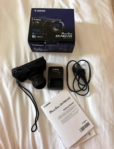 Canon PowerShot SX740 HS compact travel zoom camera with box and charger