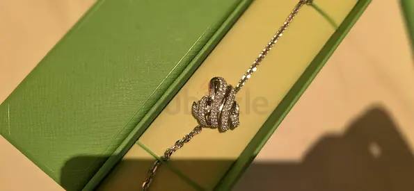 Swarovski heart pendant braclet with crystal accents - Brand New