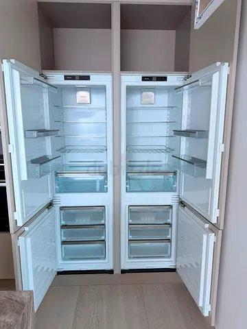 KFNS 7734 D
Miele built-in refrigerator bottom freezer set brand new never used with catalog book.