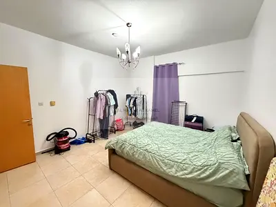 شقة غرفتين وصالة سوبر لوكس مفروشة بالكامل في المجاز 2 مع تكييف مجاني وجيم ومسبح مجانًا وخيار الإيجار الشهري أو السنوي