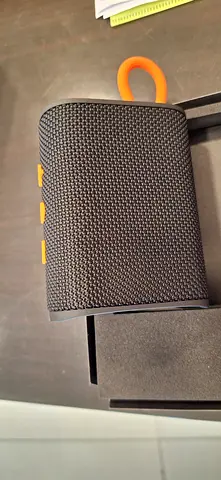 New Snax Bass Outdoor IPX7 Water Resistencd portable Bluetooth speaker with charging cable and box