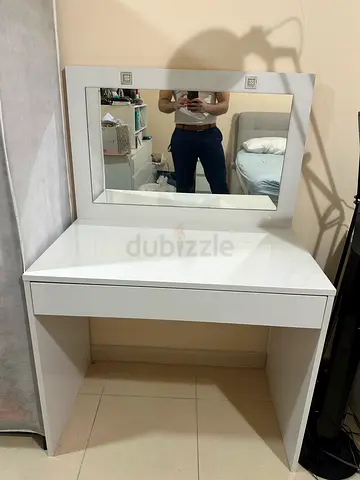 White vanity dresser with mirror - good condition