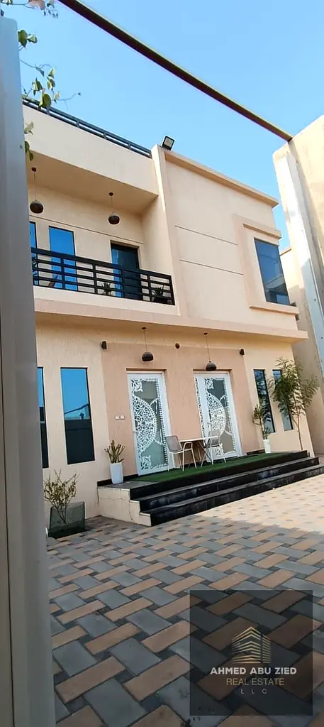 فرصة مميزة لاستئجار فيلا مفروشة بالكامل في منطقة الزاهية بعجمان، مناسبة للسكن العائلي أو نظام الشيرنج، وتوفر مساحة مريحة وتصميمًا عمليًا. موقع مميز جد
