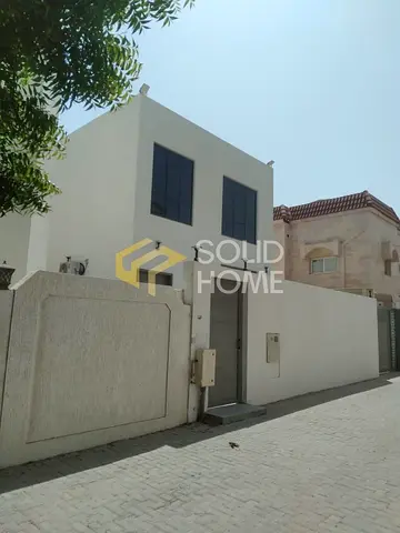 فيلا 4 غرف مجددة بالكامل | موقع مميز