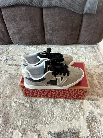 Light grey mens sneakers (pre-owned) - size not specified