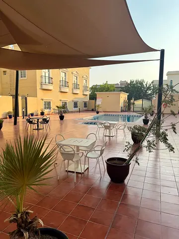 فيلا للإيجار السنوي في الشارقة النخيلات 4 غرف وغرفة خادمة واستور وجيم ومسبح مجاني و2 باركن 100 ألف على 6 شيكات