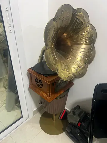 Vintage-style brass horn gramophone phonograph (decor piece, working condition)