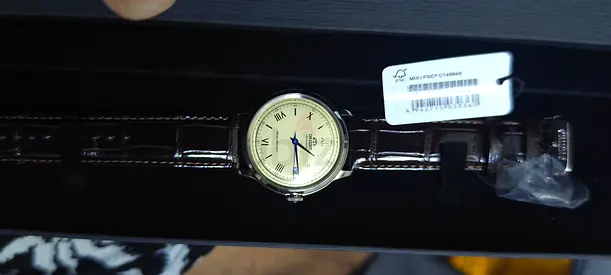 Classic men's wristwatch with leather strap - unworn, with tag