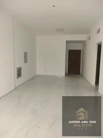 شقة غرفة وصالة للإيجار السنوي في منطقة المويهات 3 – عجمان، أول ساكن، وتتميز بتصميم عملي ومساحات مريحة مناسبة للسكن العائلي.