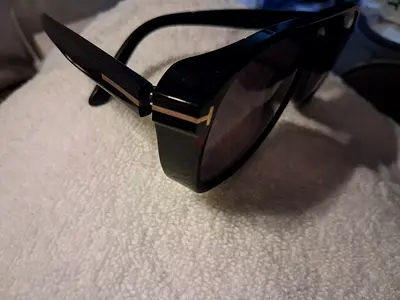 Black oversized deusedsigner-style sunglasses - gently used