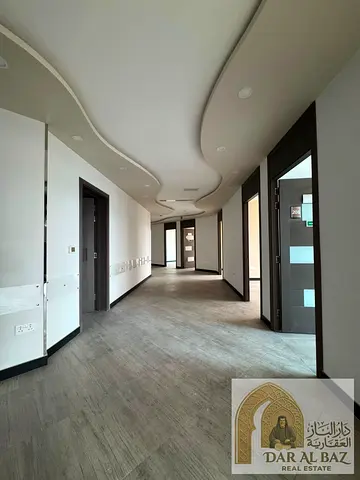 طابق مكاتب تجاري للإيجار السنوي في المجاز 1 – الشارقة | 20 غرفة | 7,000 قدم² | تكييف مجاني | باركن مجاني | 6 أشهر مجاناً