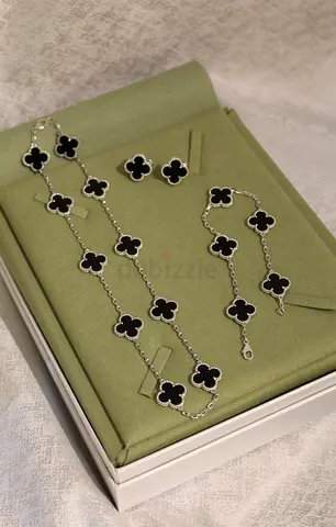 VCA Necklace set with bracelet