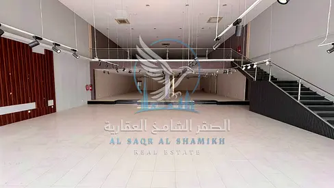 معرض 7,500 قدم للإيجار في الصناعية 4 | شارع عام مباشر | تشطيب مودرن | ميزانين وتكييف مركزي