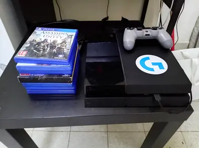 Play station 4 for sale in Rashidiya dubai nearest metro center point whith 8 games and controller