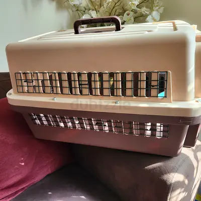 Cats and dogs carriers for air travel with metal mesh