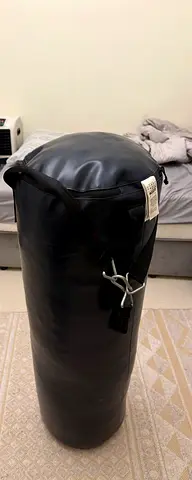 Boxing bag with a hanger perfect condition hight :100cm ,diameter:32cm, weight , 20kg