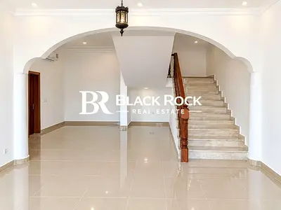 مجمع من 4 فلل | موقع مميز | مجدد بالكامل