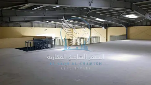 مستودع للإيجار في الصجعة، 9,000 قدم²، أرضي وميزانين، 44 كيلوواط، مطبخ ودورات مياه، نظام دفاع مدني، مناسب للتخزين والتبريد والمصانع.