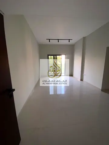 New building, built-in wardrobes, first occupant, spacious, prime location, easily accessible.