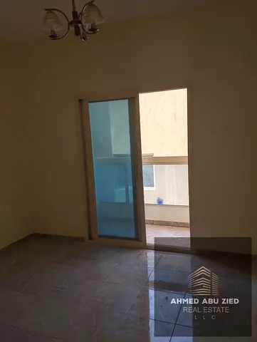 غرفة ماستر وصالة كبيرة تكييف مركزي بلكونة اطلالة مطبخ واسع 2 حمام تشطيب راقي تسهيلات في الدفع قريب لمخرج دبي الشارقة تامين شيك