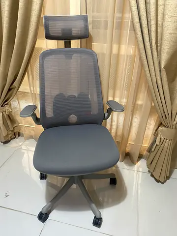 Ergonomic Lisbon grey mesh office chair with headrest