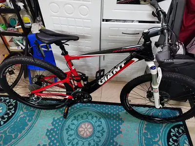 Giant anthem full-suspension mountain bike - good condition, ready to ride with helmet drt5