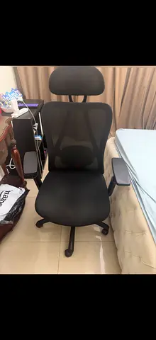 Ergonomic mesh office chair with headrest — good condition