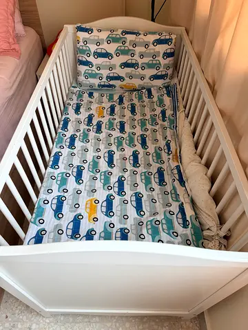 White baby crib with mattress and fitted sheet - good condition